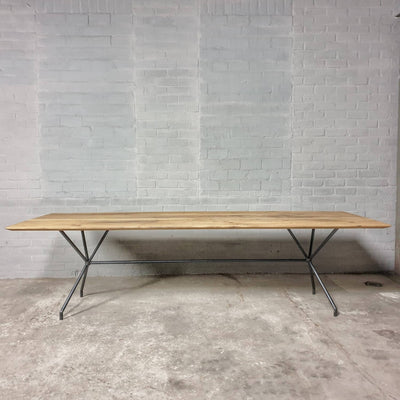 Moderne eiken eettafel met facetrand en stalen onderstel - IND717