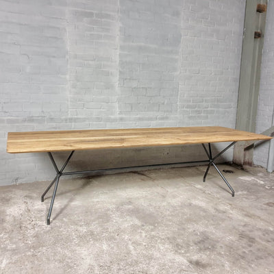 Moderne eiken eettafel met facetrand en stalen onderstel - IND717
