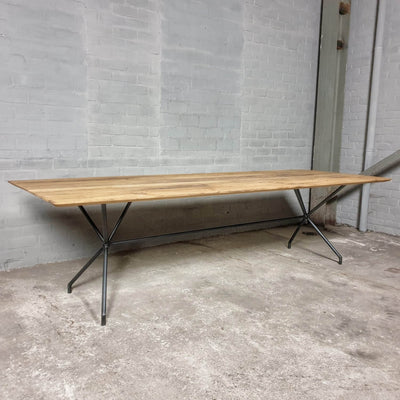 Moderne eiken eettafel met facetrand en stalen onderstel - IND717