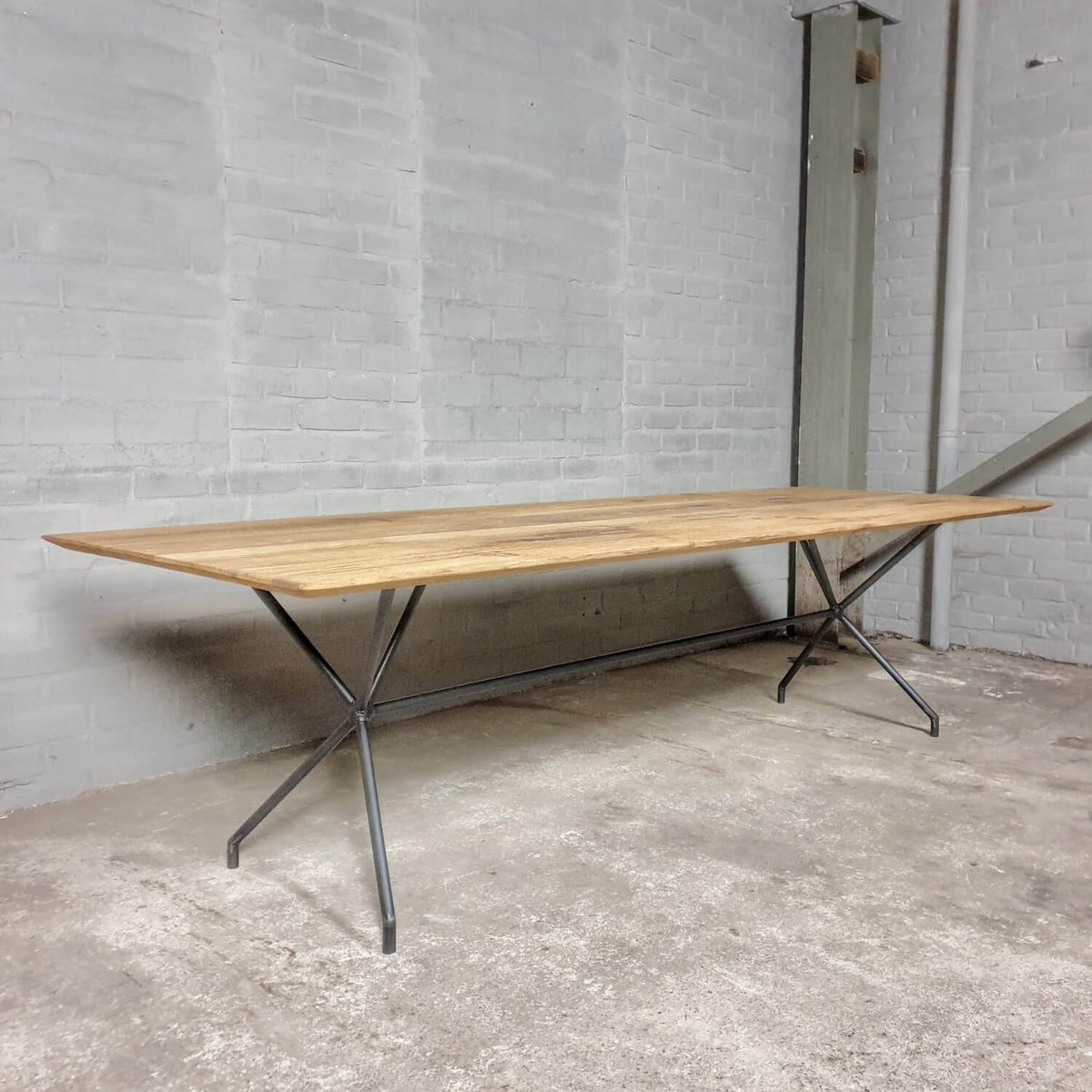 Moderne eiken eettafel met facetrand op maat gemaakt - DT31