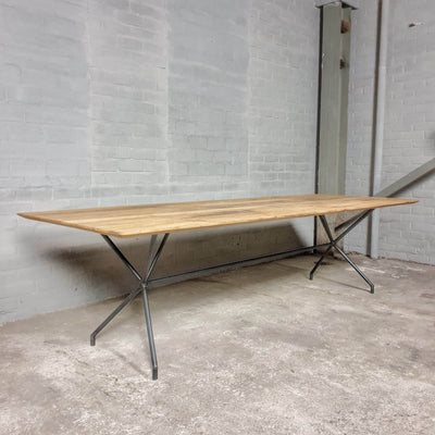 Moderne eiken eettafel met facetrand en stalen onderstel - IND717