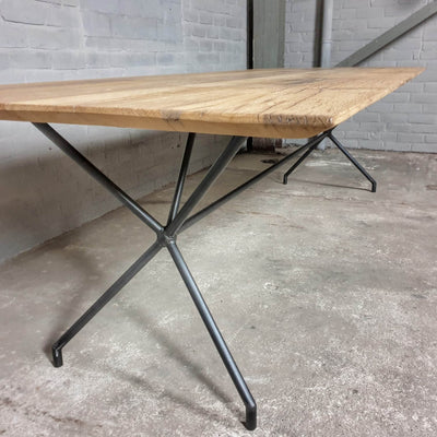 Moderne eiken eettafel met facetrand en stalen onderstel - IND717
