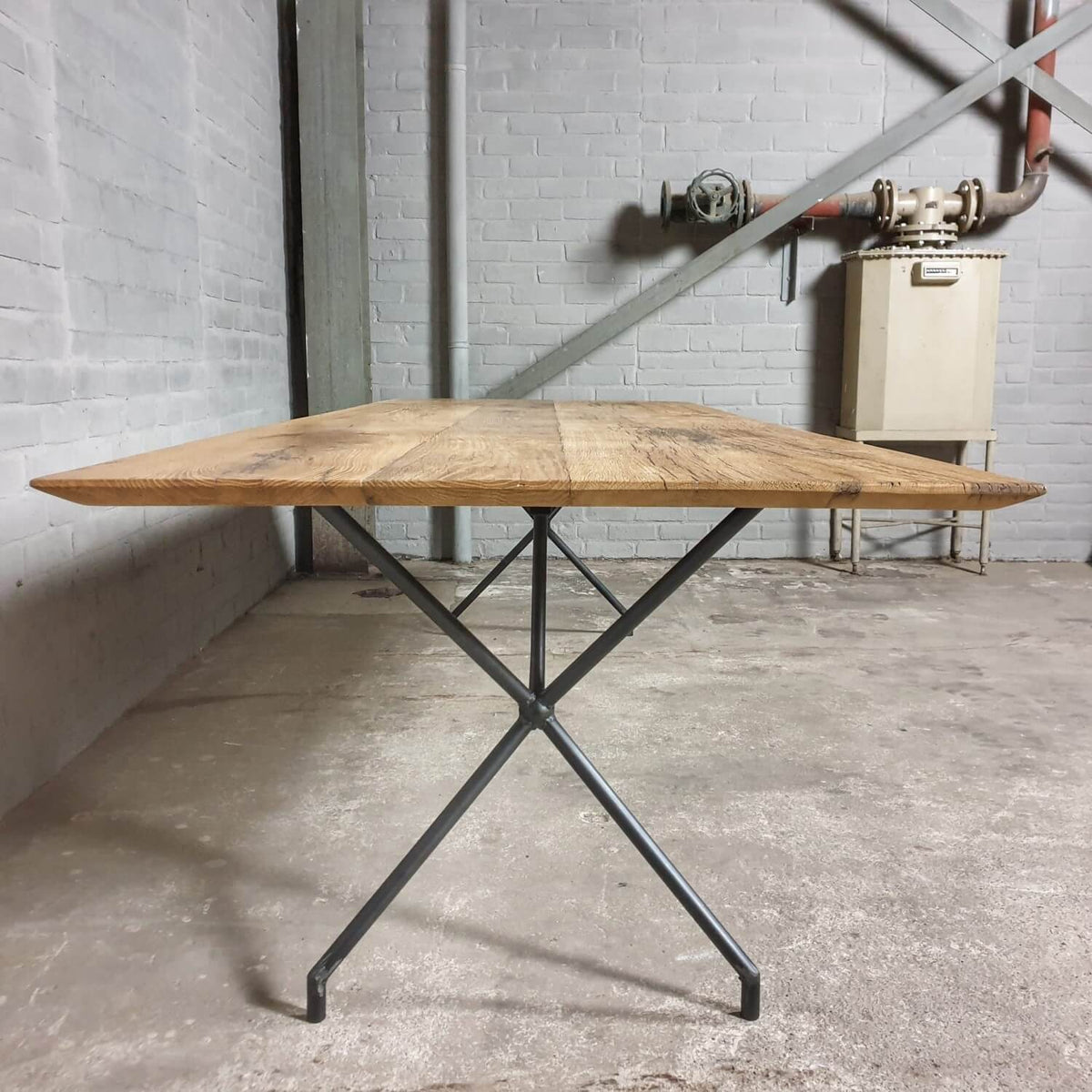 Moderne eiken eettafel met facetrand en stalen onderstel - IND717