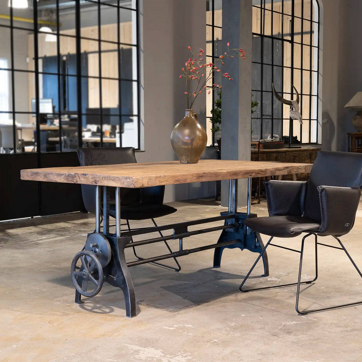 Industriële salontafel met in hoogte verstelbaar mechanisme. Ambachtelijk op maat gemaakt in Nederland.