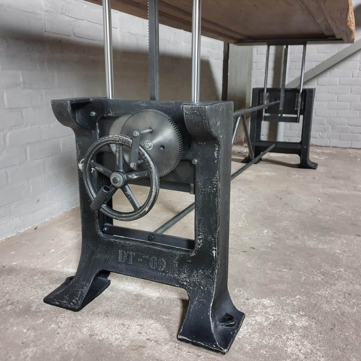 Eettafel industrieel - oud eiken tafelblad - verstelbaar in hoogte - LIM26