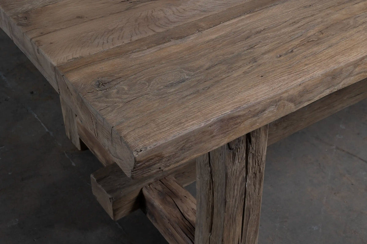 closeup van tafelblad van de Z027-M Ulm kloostertafel van massief oud eikenhout