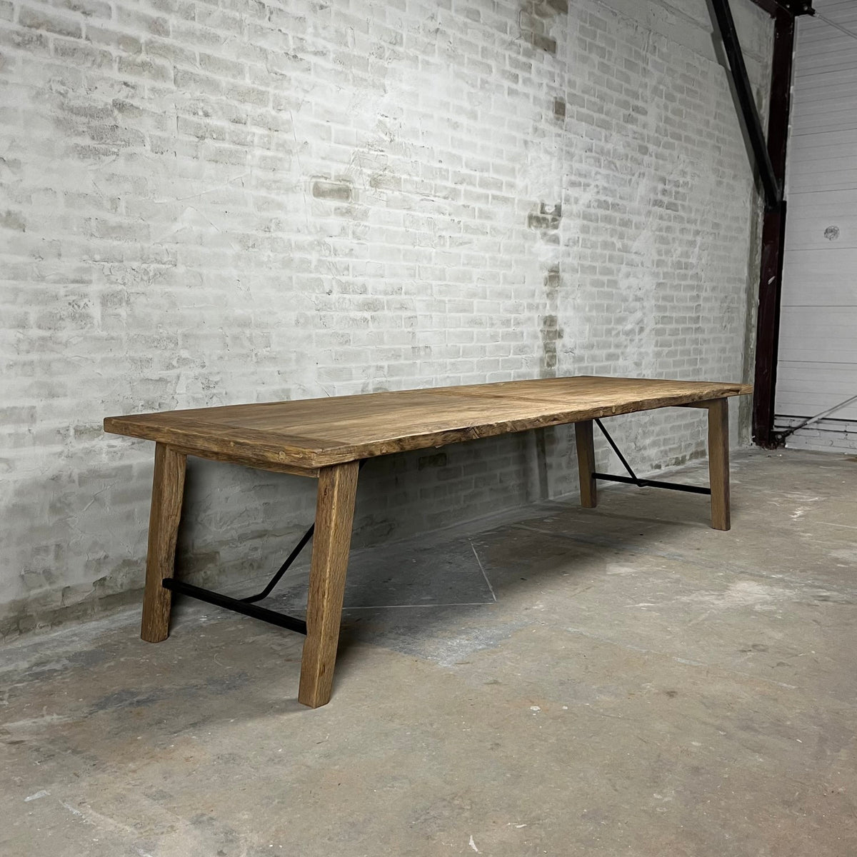 Landelijke eettafel Bato van oud eikenhout en staal