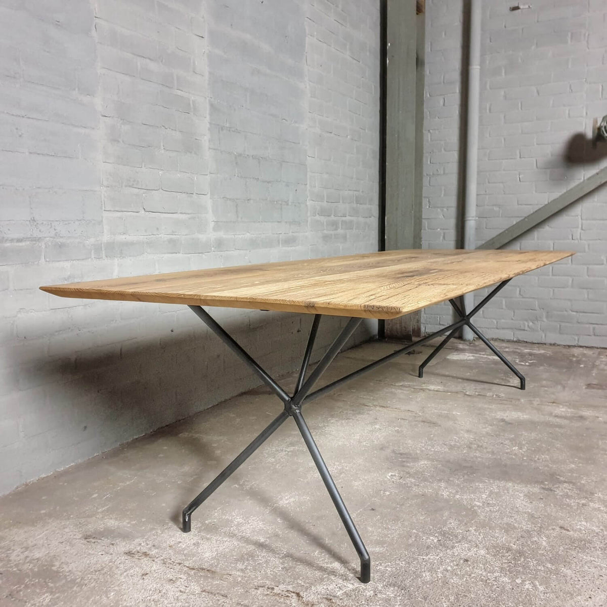 Moderne eiken eettafel met facetrand en stalen onderstel - IND717