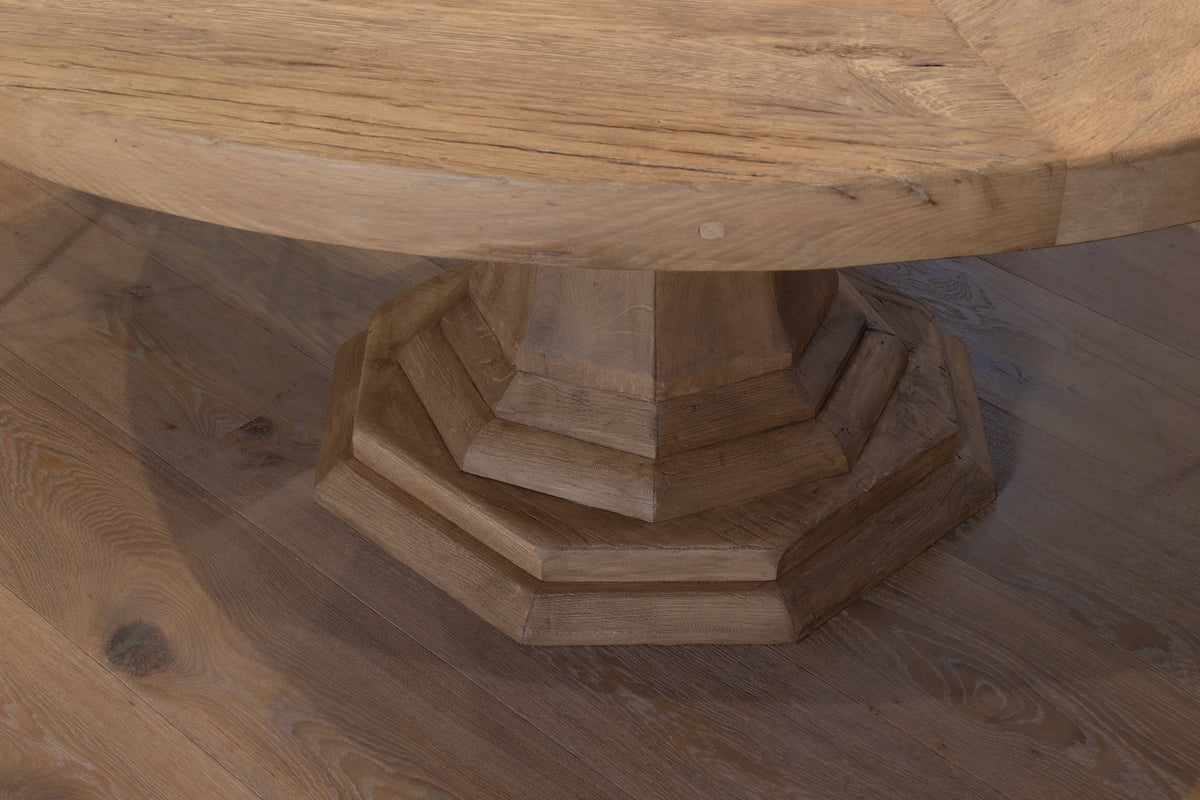 Closeup tafelpoot van Orléans ronde eettafel in stijlvolle woonkamer - Eettafel op maat verkrijgbaar