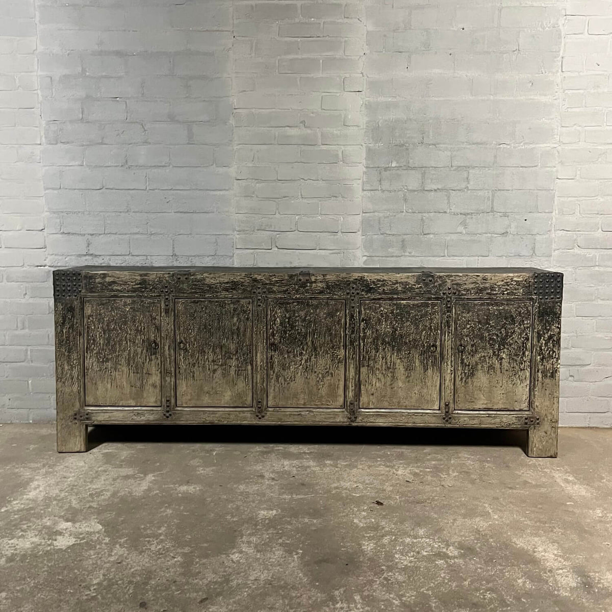 Groot Chinees dressoir met robuuste uitstraling