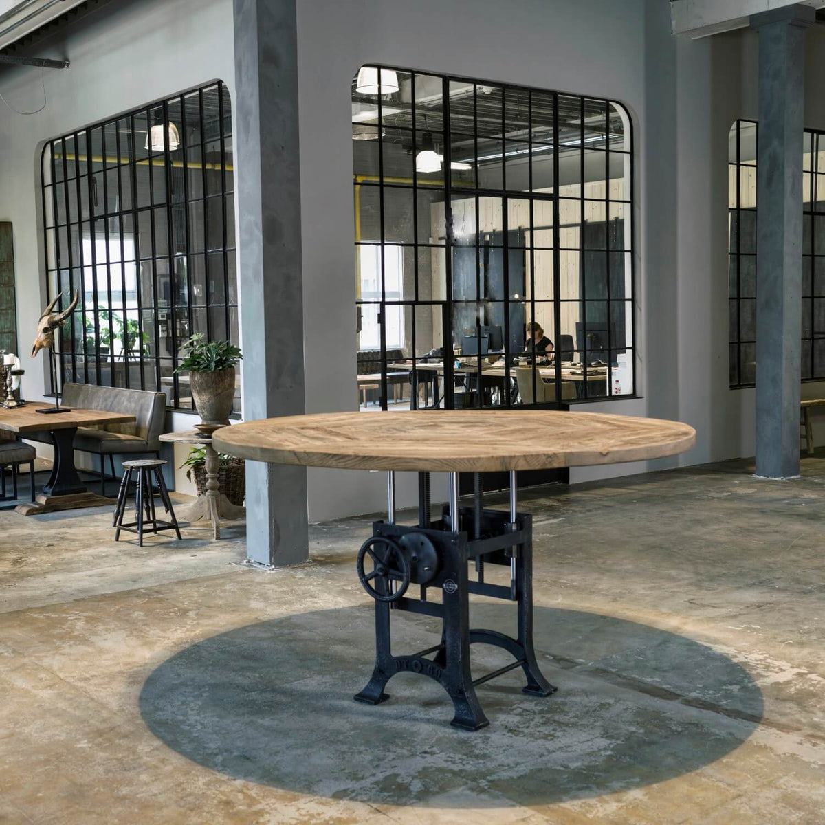 Ronde-industriële-tafel-met-in-hoogte-verstelbaar-onderstel-zonverbrand-oud-eiken-5cm-01