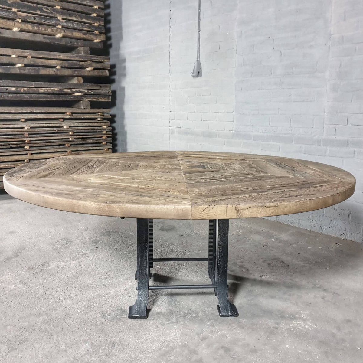 Industriële ronde eettafel van eikenhout - hoogte verstelbaar - IND673
