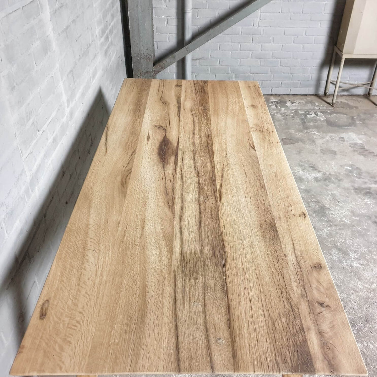Moderne eiken eettafel met facetrand op maat gemaakt - DT31