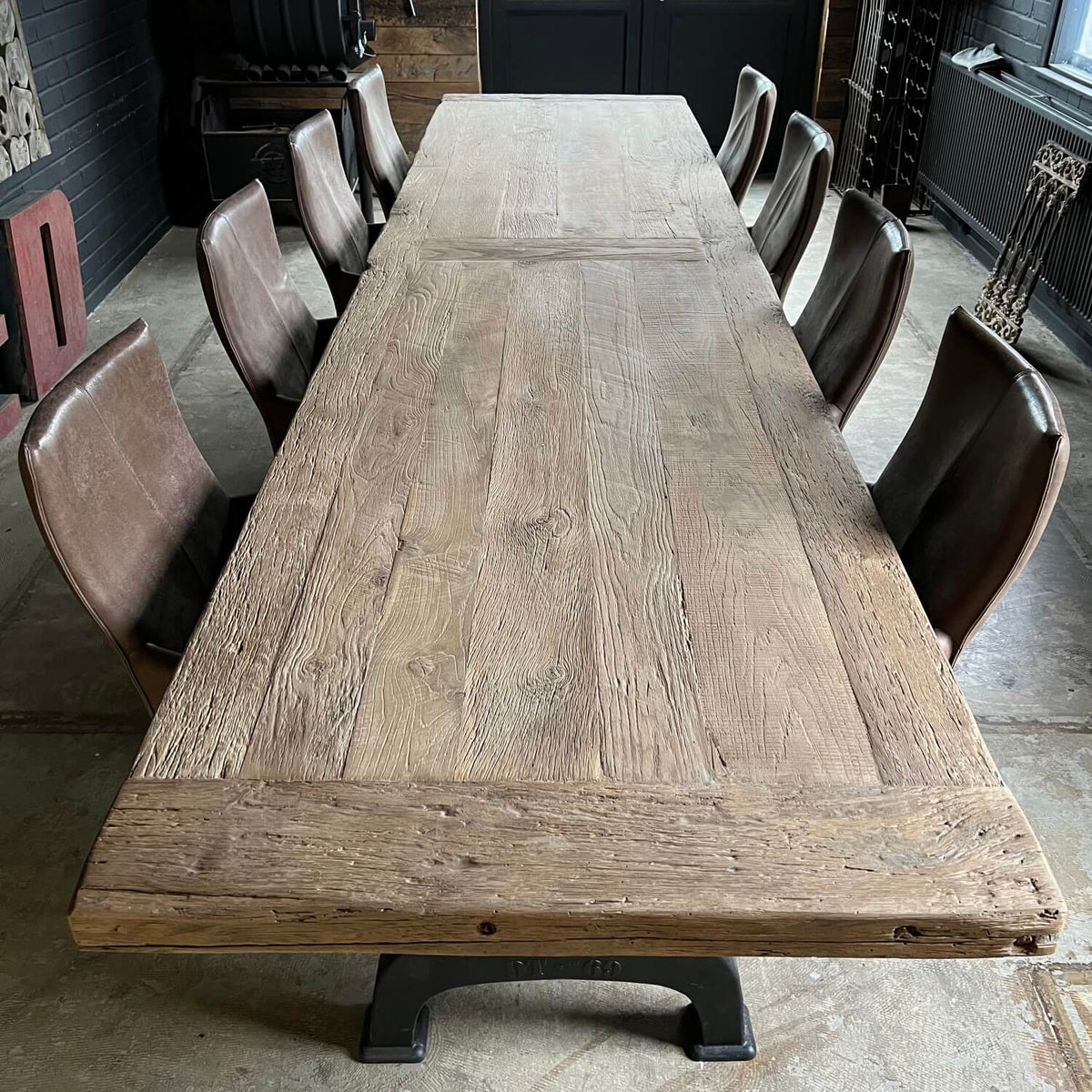 Lange industriële eettafel - ijzeren poten - dik eikenhout - IND401