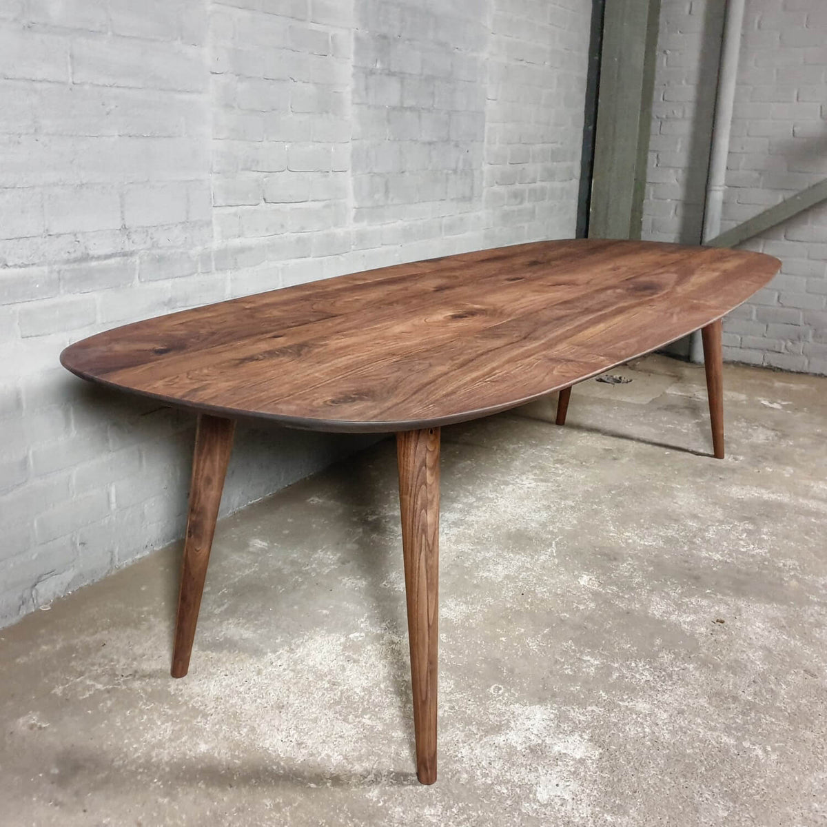 Eettafel Deens ovaal van notenhout - facetrand - op maat - Z025-N