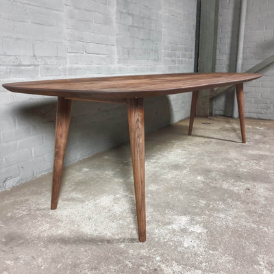 Eettafel Deens ovaal van notenhout - facetrand - op maat - Z025-N