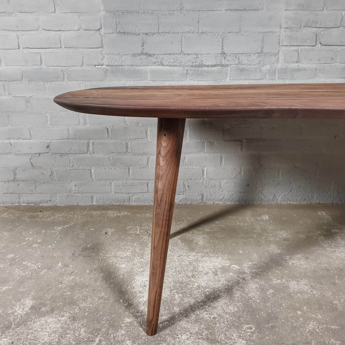 Eettafel Deens ovaal van notenhout - facetrand - op maat - Z025-N