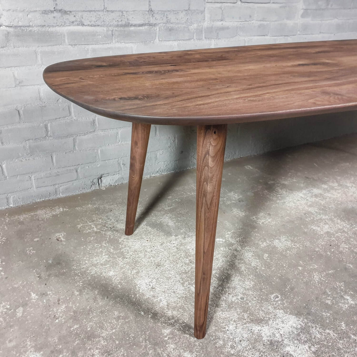 Eettafel Deens ovaal van notenhout - facetrand - op maat - Z025-N