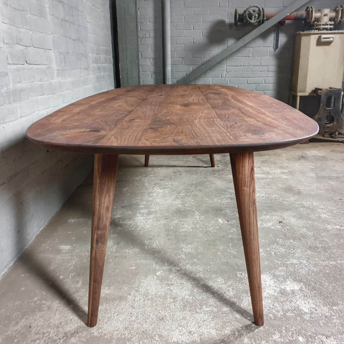 Eettafel Deens ovaal van notenhout - facetrand - op maat - Z025-N