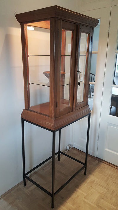 Antieke vitrine gecombineerd met stalen onderstel