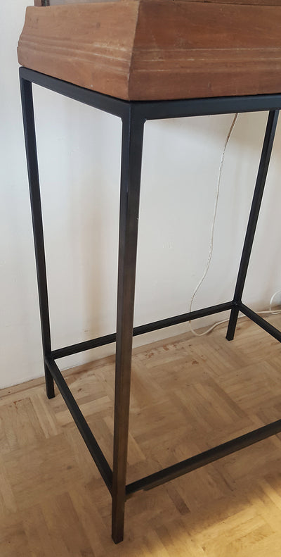 Antieke vitrine gecombineerd met stalen onderstel