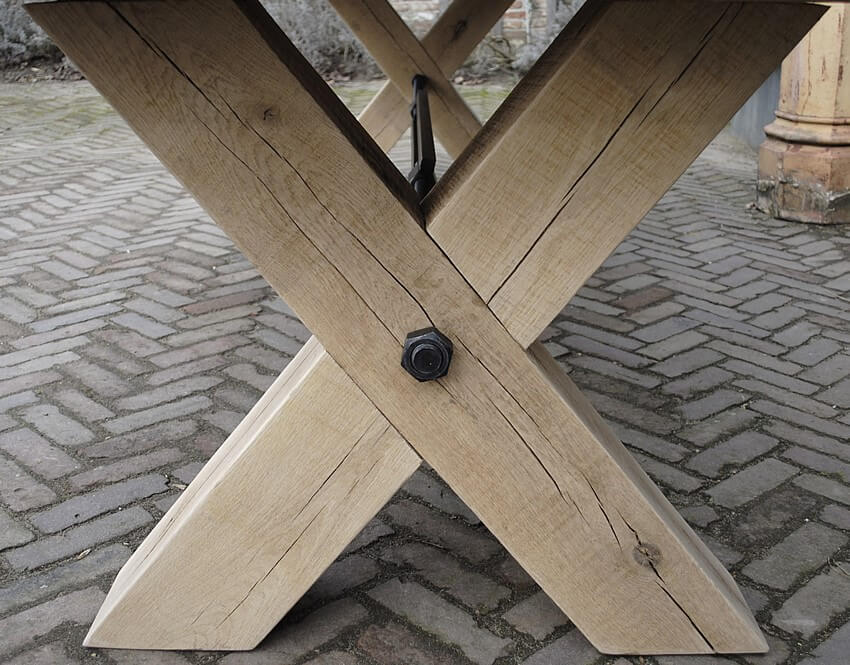 Industriële eettafel met kruispoten en eiken blad - G001