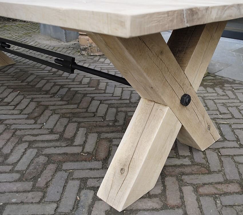 Industriële eettafel met kruispoten en eiken blad - G001
