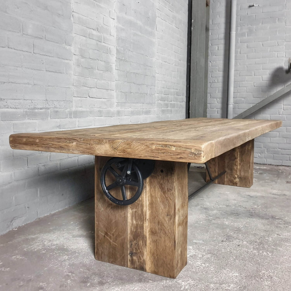 Hoogte verstelbare eettafel - oud eiken onderstel - Z015