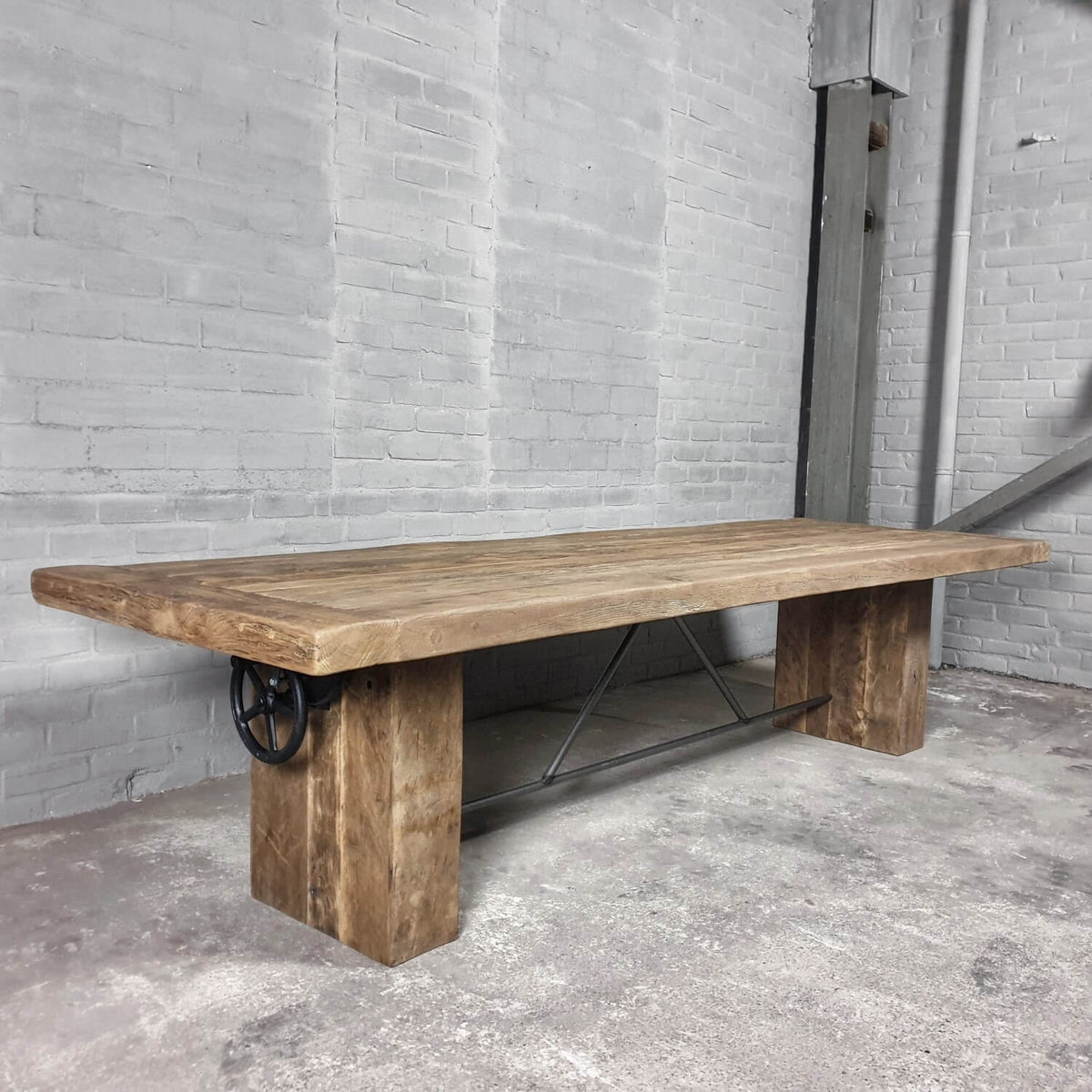 Hoogte verstelbare eettafel - oud eiken onderstel - Z015