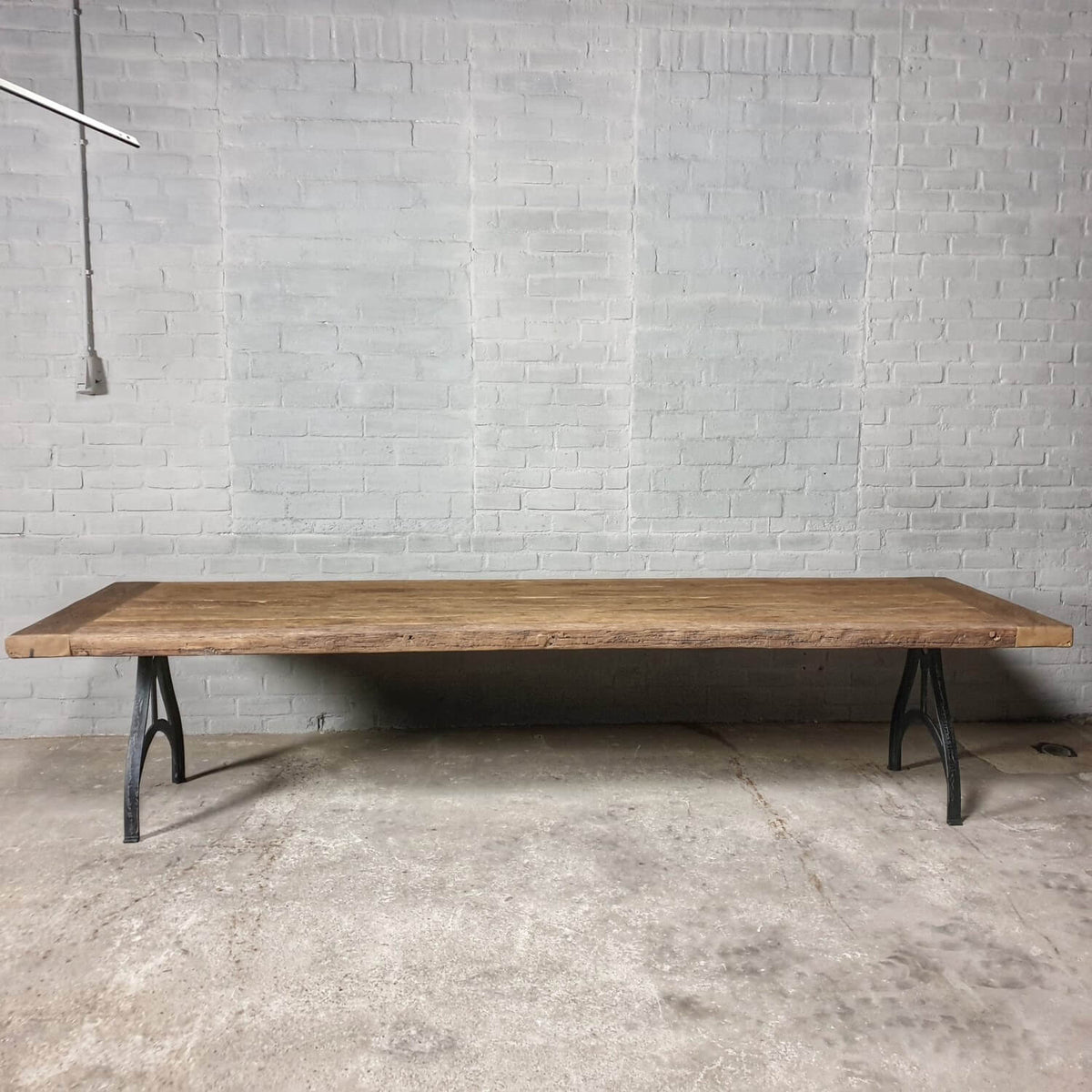 Industriële eettafel met gietijzeren onderstel - 7 cm dik oud eiken - DT17